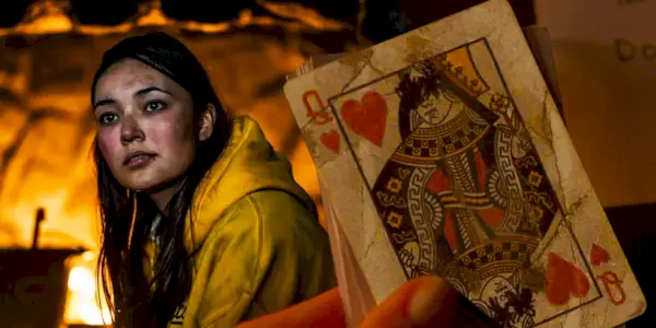 Una imagen combinada muestra a Mari y el naipe Reina de Corazones de Yellowjackets.