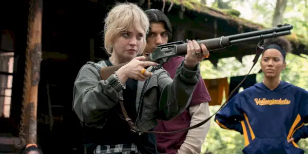 Natalie (Sophie Thatcher) apunta con un rifle mientras la gente mira en el episodio 4 de la temporada 1 de Yellowjackets.