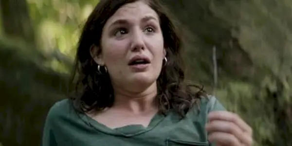 Shauna (Sophie Nélisse) sosteniendo un cable y luciendo asustada en el episodio 6 de la temporada 1 de Yellowjackets, Saints.