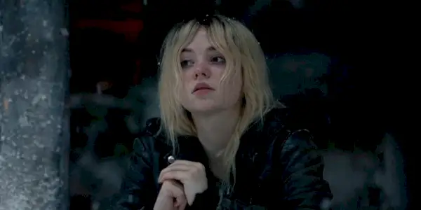 Natalie (Sophie Thatcher) luce molesta por el frío en el episodio 3 de la temporada 2 de Yellowjackets.