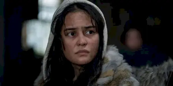 Lottie (Courtney Eaton) parece molesta en el episodio 3 de la temporada 2 de Yellowjackets.