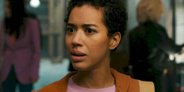 Jasmin Savoy Brown como Mindy Meeks-Martin mirando el santuario Ghostface en Scream 6