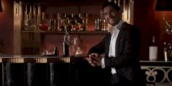 Tom Ellis als Lucifer in der Premiere der 5. Staffel sitzt an seiner Bar