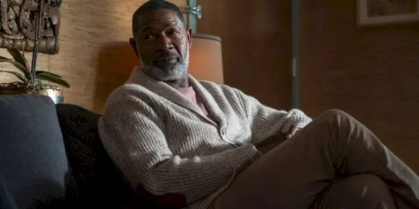 Dennis Haysbert in Pullover und Hose wie Gott, während er in Luzifer in einer Therapiesitzung sitzt