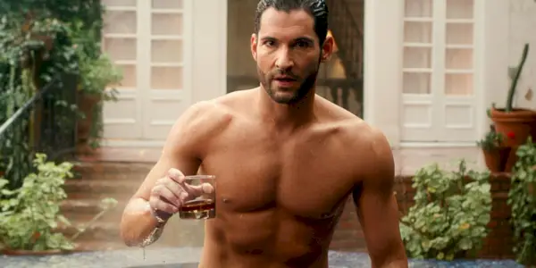 Tom Ellis als hemdloser Luzifer