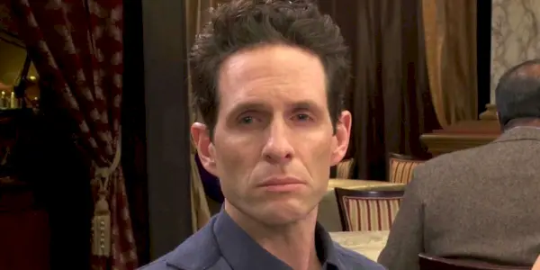 Dennis sieht ausdruckslos und abgezehrt in einem schicken Restaurant in It aus
