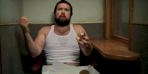 Fat Mac (Rob McElhenney) isst darin Donuts
