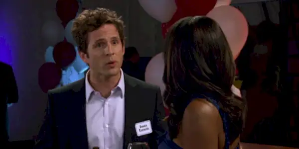 Dennis spricht darin mit einer Frau