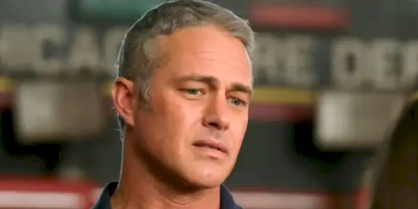 Taylor Kinney als Kelly Severide, die jemanden traurig ansieht, in Staffel 12 von Chicago Fire, Folge 7