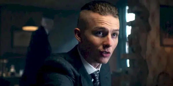 Finn Shelby parla in un pub in Peaky Blinders