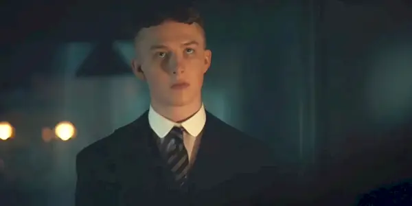 Finn Shelby alza lo sguardo in Peaky Blinders