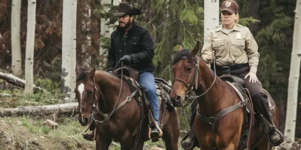 Rip (Cole Hauser) montant à cheval avec un garde-parc dans la saison 1 de Yellowstone