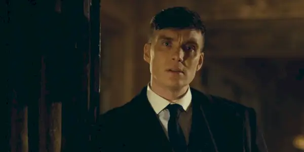 Tommy rynker pannen og ser forvirret ut i Peaky Blinders