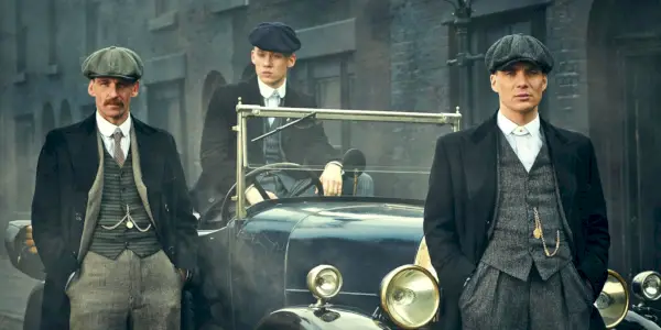 Et bilde av Arthur og Thomas Shelby som står ved en bil i Peaky Blinders