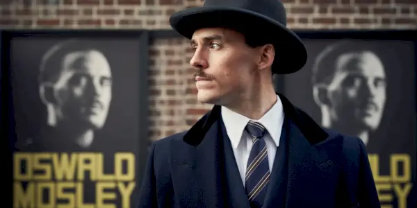 Oswald Mosley står foran plakatene sine i Peaky Blinders