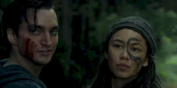 「The 100」で肩越しににやにや笑うマーフィーとその隣に立つ江森
