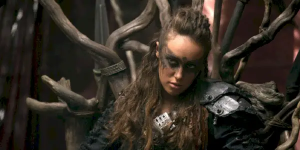 「The 100」で玉座に座るレクサ役のアリシア・デブナム・ケアリー