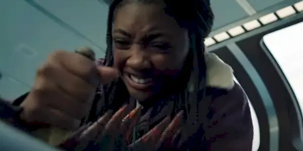 Leah Jeffries som Annabeth Chase knivstikker en Fury i Percy Jackson and the Olympians Trailer