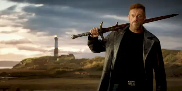 Adam Copeland holder et sverd som Ares i Percy Jackson and the Olympians Trailer