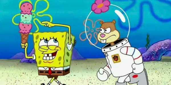 SpongeBob con in mano un gelato mentre Sandy lo guarda con rabbia