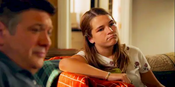 Missy a George sledují televizi na Young Sheldon Season 6 Episode 3