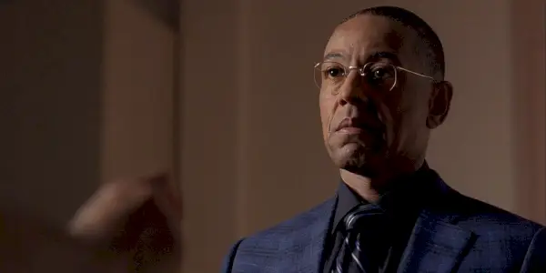 Gus Fring en la escena de su muerte en Breaking Bad