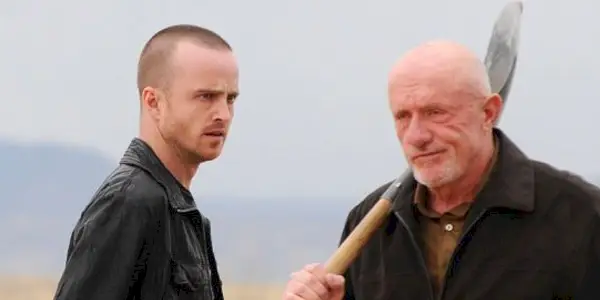 Aaron Paul jako Jesse Pinkman wpatruje się w Jonathana Banksa w roli Mike’a Ehrmantrauta w „Breaking Bad”.