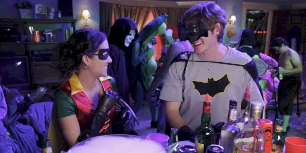 Jimmy a Sabrina na halloweenské párty v Raising Hope