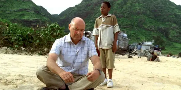 Walt kommer opp for å snakke med Locke på stranden i piloten til Lost