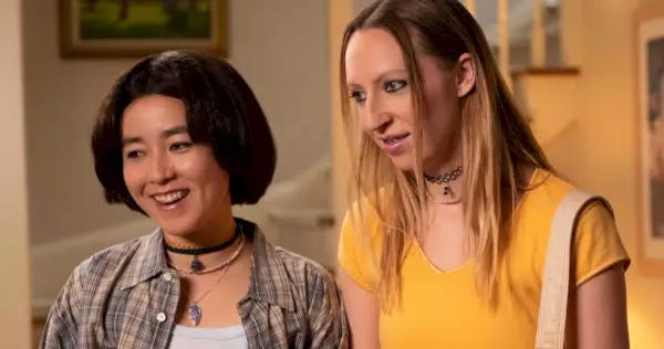 PEN15 Hulu의 마야 어스킨(Maya Erskine)과 안나 콩클(Anna Konkle)