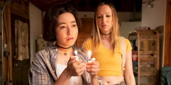 PEN15 Hulu에서 라이터를 들고 있는 Maya Erskine과 Anna Konkel