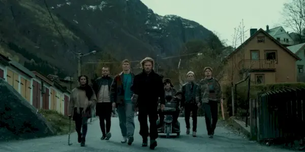 Magne e seus aliados andam pela rua com armas no Ragnarok