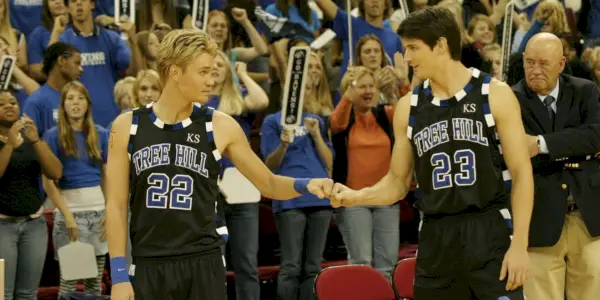 Nathan i Lucas grają w koszykówkę na One Tree Hill