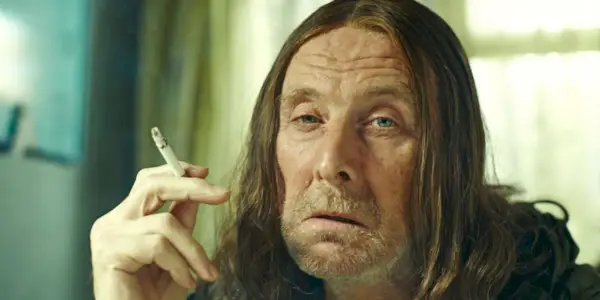 Frank raucht eine Zigarette in Shameless UK