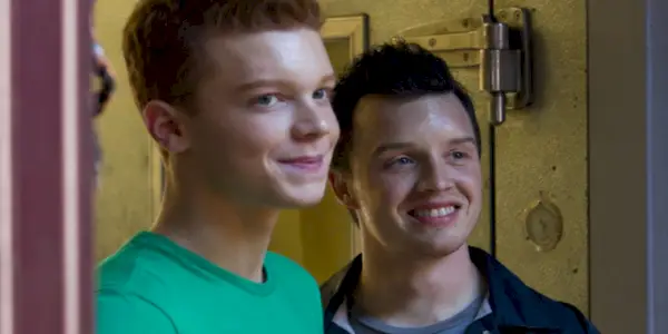 Ian und Mickey lächeln Shameless an.