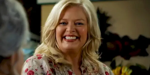 Brenda Sparks sorride ampiamente in una scena di Young Sheldon.