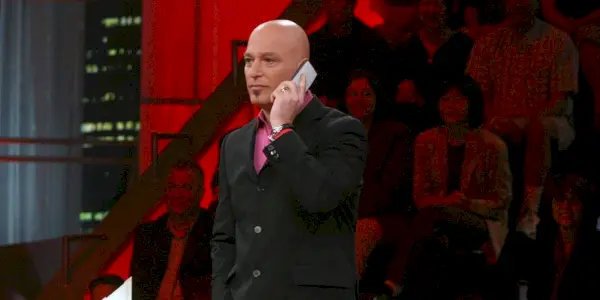 Howie Mandel na telefonu na Deal Or No Deal