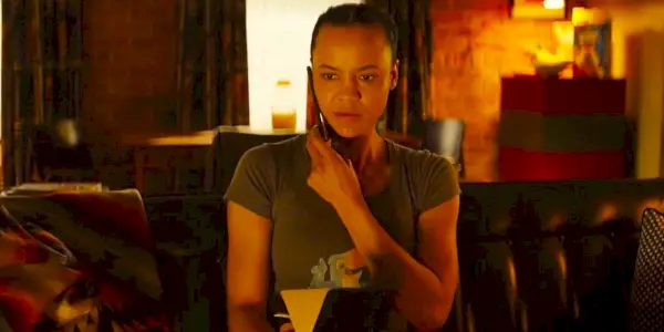 Maria Sten como Neagley hablando por teléfono en Reacher