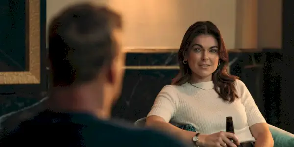 Serinda Swan como Karla Dixon mirando a Alan Ritchson como Reacher en la temporada 2 de Reacher