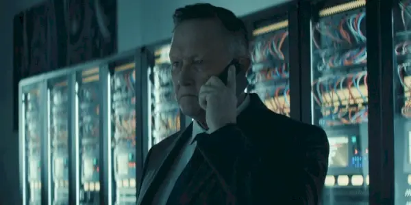 Robert Patrick como Shane Langston hablando por teléfono en la temporada 2 de Reacher