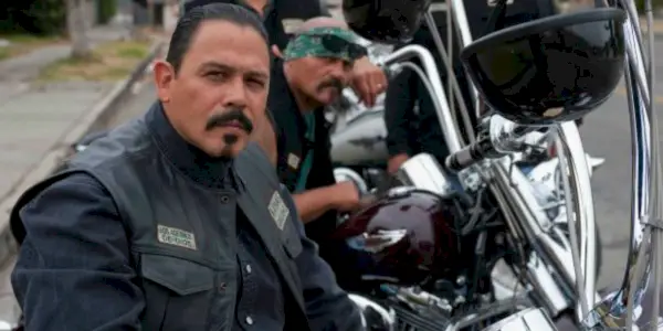 Emilio Rivera como Marcus Alvarez en el spin-off de Sons of Anarchy Mayans MC junto a su bicicleta
