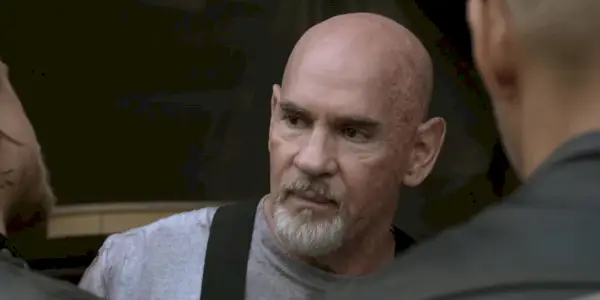 Ernest Darby hablando con alguien en Sons of Anarchy.