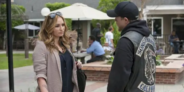 Wendy y Jax hablando en Sons of Anarchy