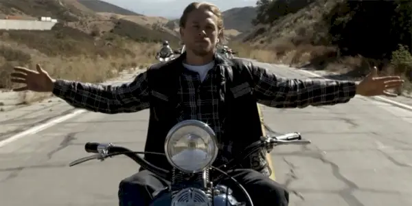 CHARLIE HUNNAM HIJOS DE LA ANARQUÍA