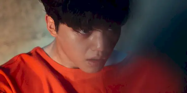 Song Kang als Cha Hyun-su, der in Staffel 2, Folge 3 von Sweet Home wütend aussieht