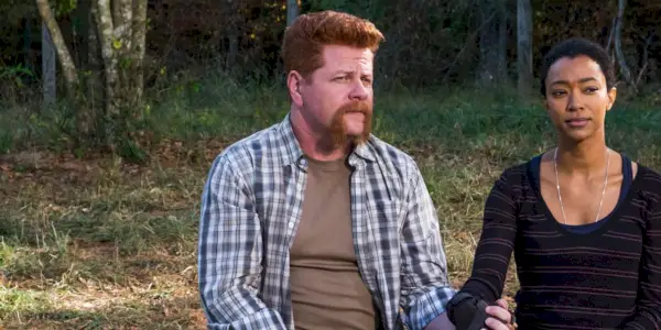 Abraham y Sasha sentados juntos tomados de la mano en The Walking Dead.