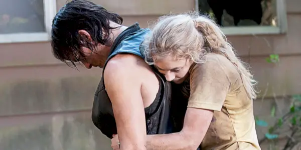Beth abrazando a Daryl en The Walking Dead.
