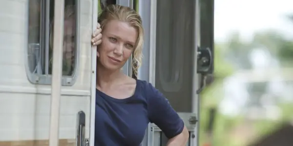Andrea observando al grupo desde su tráiler en The Walking Dead