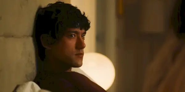 Ethan (Will Sharpe) v posteli v Bílém lotosu