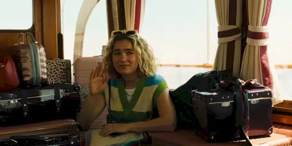 Portia (Haley Lu Richardson) rozpačitě mává v Bílém lotosu